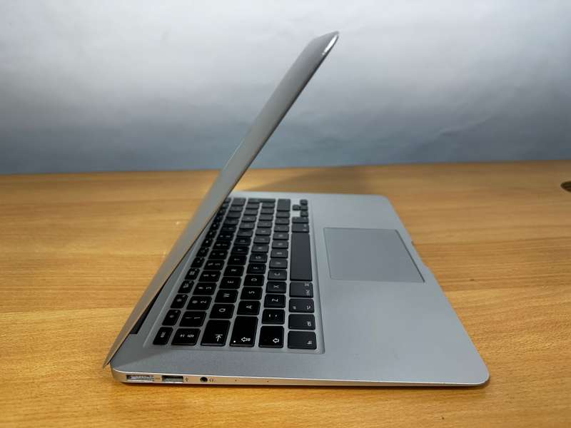 Apple MacBook Air 2017 Core i5 128GB SSD  8GB Ram 13 Display excellent condition