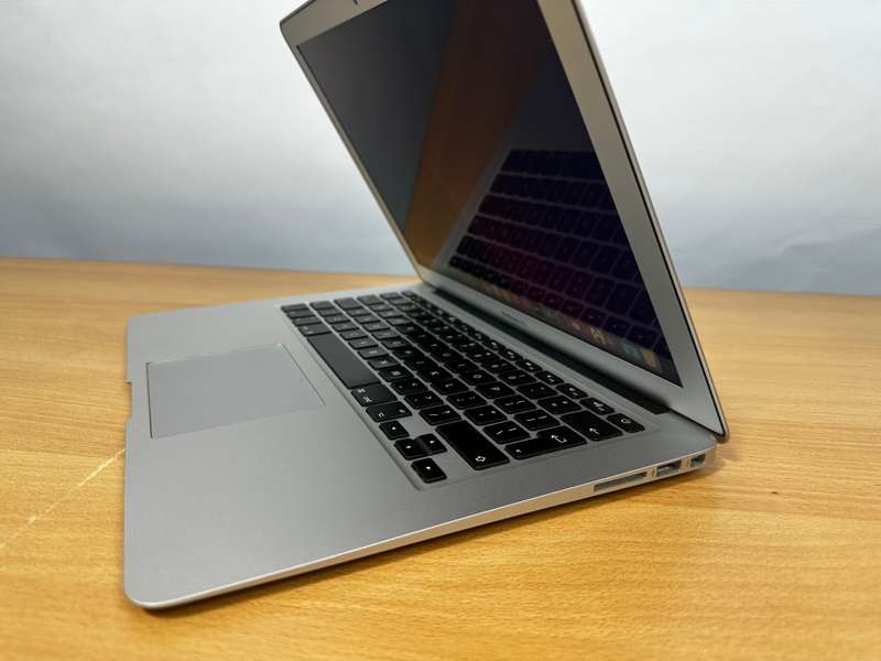 Apple MacBook Air 2017 Core i5 128GB SSD  8GB Ram 13 Display excellent condition