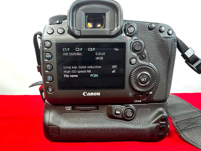 Canon EOS 5D Mark IV Full frame DSLR Camera Body & Battery  Grip + 2 batteries, original charger
