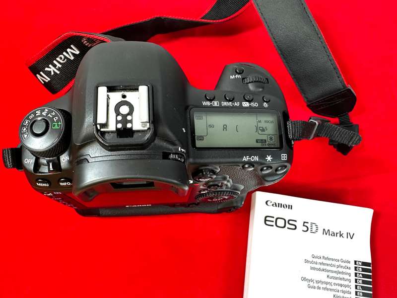 Canon EOS 5D Mark IV Full frame DSLR Camera Body & Battery  Grip + 2 batteries, original charger