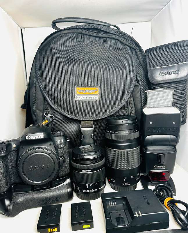 Canon EOS 77D with 2 Lens and + Speed light & accessories