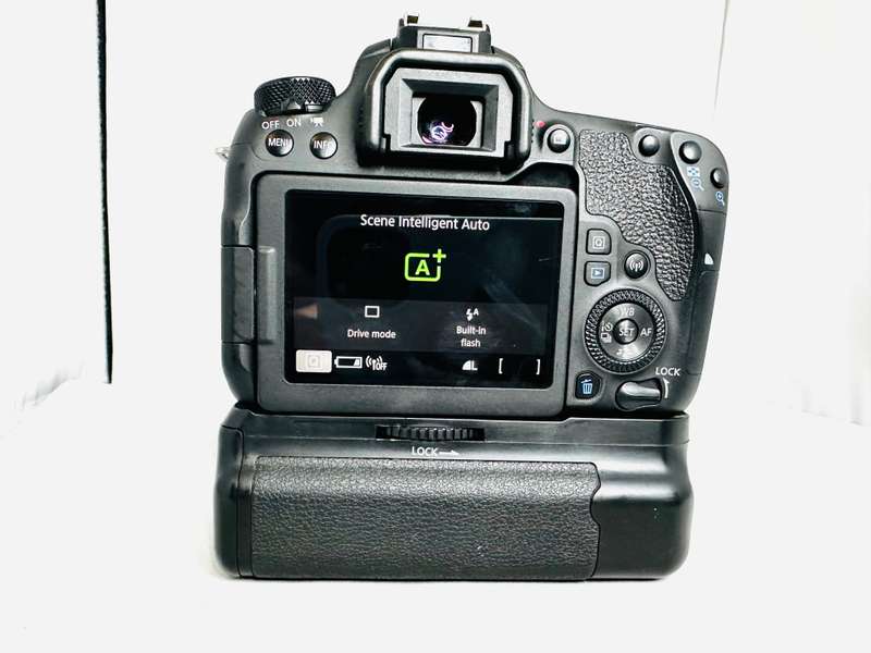 Canon EOS 77D with 2 Lens and + Speed light & accessories
