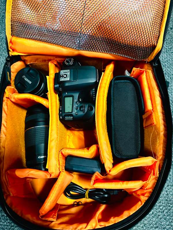 Canon EOS 77D with 2 Lens and + Speed light & accessories