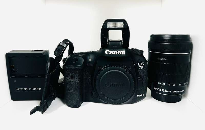 I Canon 7D Mark II with Canon EF-S 18-135mm Lens & original Box accessories