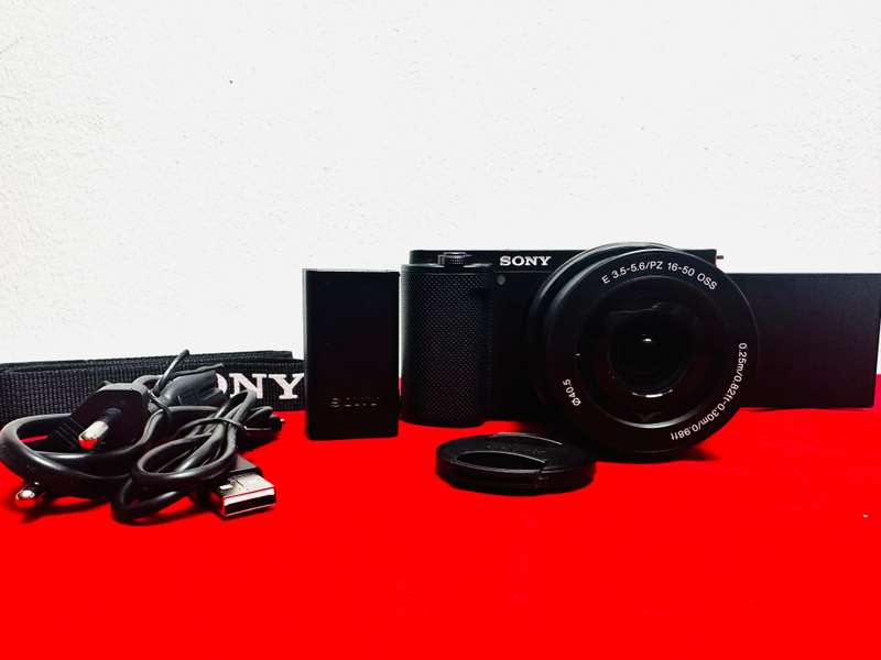 Sony ZV-E10 Mirrorless Camera with 16-50mm Lens & original charger   Perfect for vloggers, the Sony