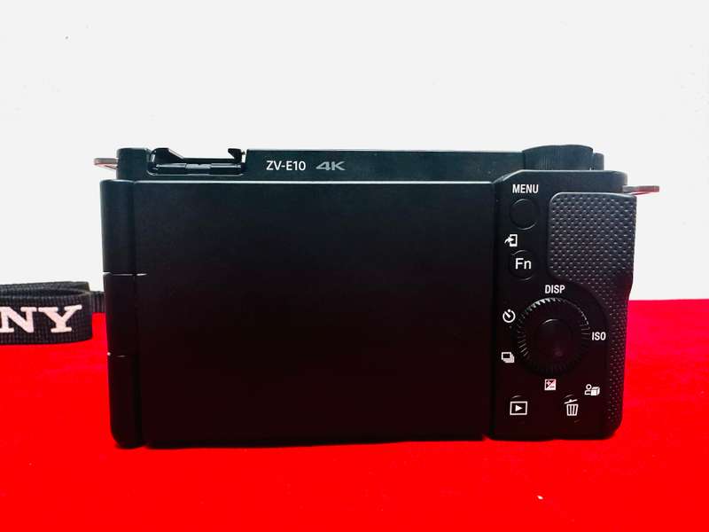 Sony ZV-E10 Mirrorless Camera with 16-50mm Lens & original charger   Perfect for vloggers, the Sony