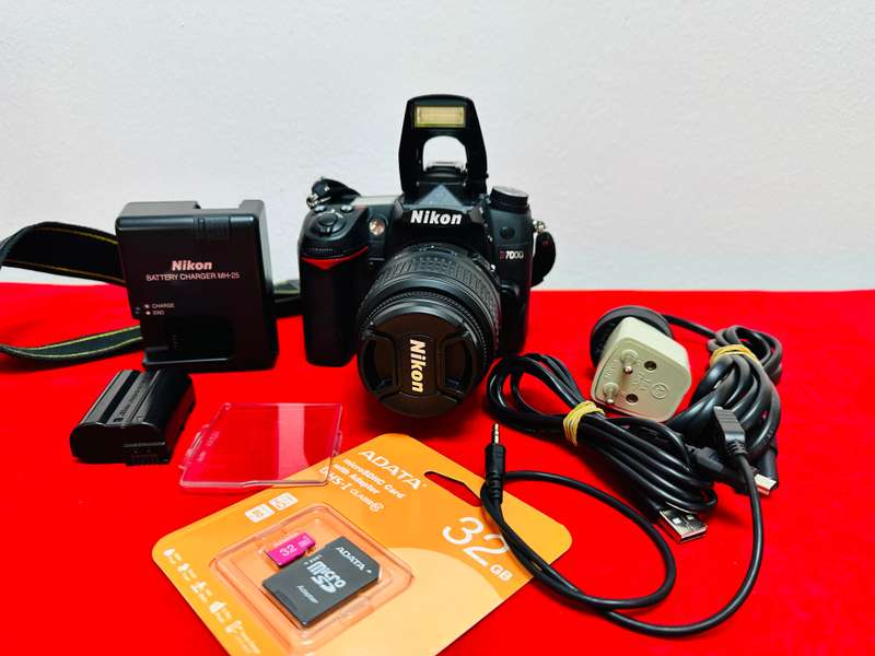 NIKON D7000DSLR Camera Nikon 18-55mm lens  Original Nikon Battery  Original Nikon Charger