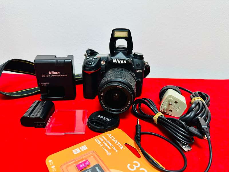 NIKON D7000DSLR Camera Nikon 18-55mm lens  Original Nikon Battery  Original Nikon Charger