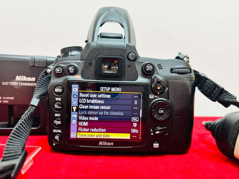 NIKON D7000DSLR Camera Nikon 18-55mm lens  Original Nikon Battery  Original Nikon Charger