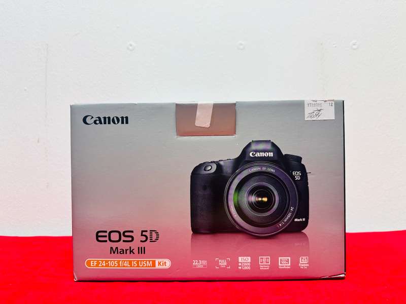 Canon EOS 5D Mark III Full Frame DSLR Kit  Condition: Excellent  Comes with full box and accessorie