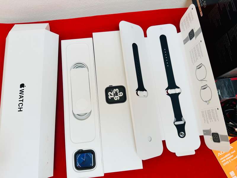 Apple Watch SE 40mm - Space Gray Aluminum Case + Midnight Sport Band