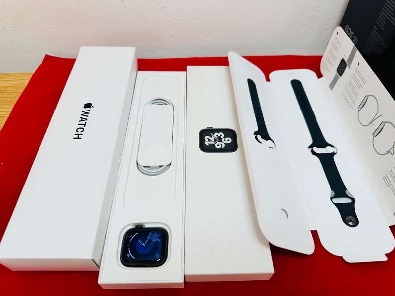 Apple Watch SE 40mm - Space Gray Aluminum Case + Midnight Sport Band