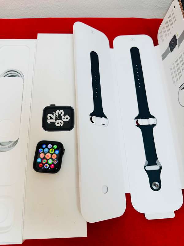Apple Watch SE 40mm - Space Gray Aluminum Case + Midnight Sport Band