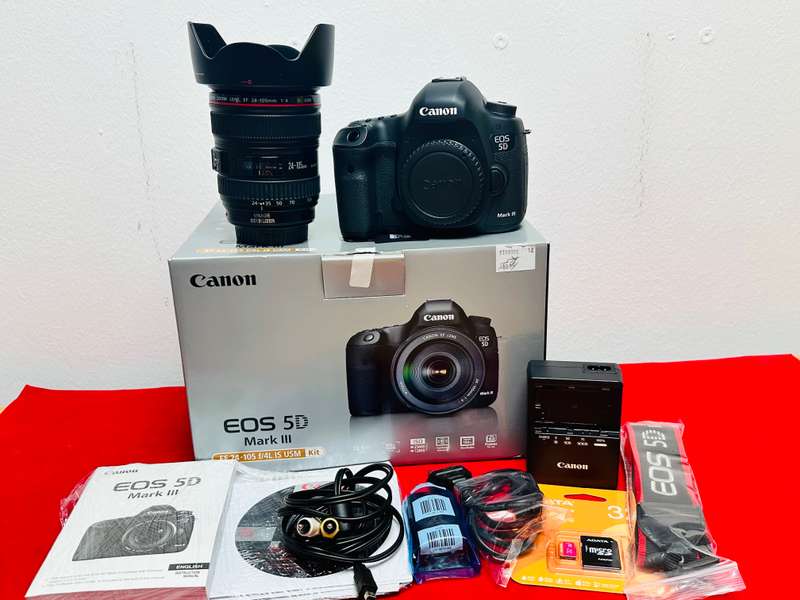 Canon EOS 5D Mark III Full Frame DSLR Kit  Condition: Excellent  Comes with full box and accessorie