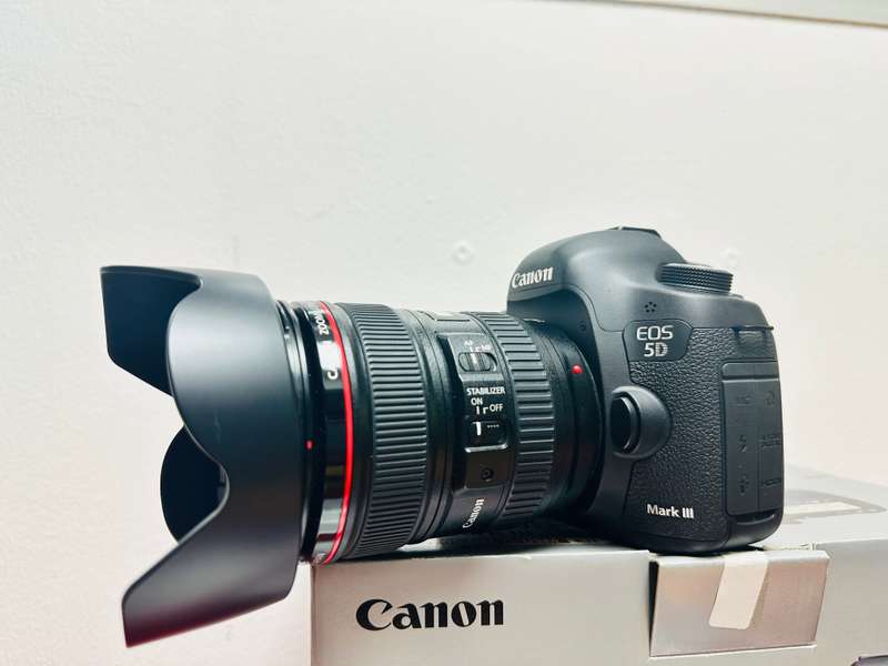 Canon EOS 5D Mark III Full Frame DSLR Kit  Condition: Excellent  Comes with full box and accessorie