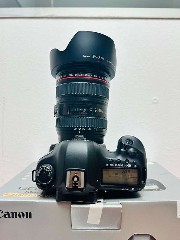 Canon EOS 5D Mark III Full Frame DSLR Kit  Condition: Excellent  Comes with full box and accessorie