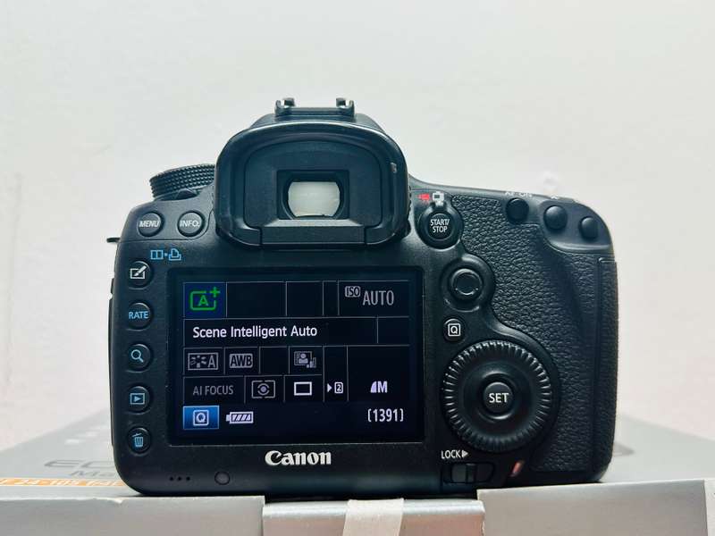 Canon EOS 5D Mark III Full Frame DSLR Kit  Condition: Excellent  Comes with full box and accessorie