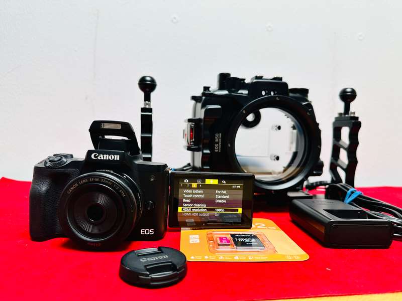 Canon EOS M50 Mirrorless Camera Bundle  Underwater Housing + Accessories  Excellent Condition