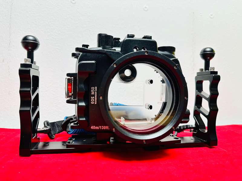 Canon EOS M50 Mirrorless Camera Bundle  Underwater Housing + Accessories  Excellent Condition