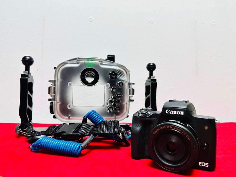 Canon EOS M50 Mirrorless Camera Bundle  Underwater Housing + Accessories  Excellent Condition