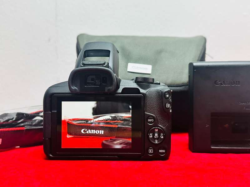  Canon EOS R50 Mirrorless Camera Kit  Like New! 