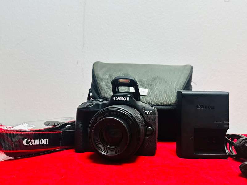  Canon EOS R50 Mirrorless Camera Kit  Like New! 