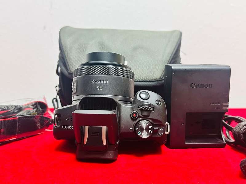  Canon EOS R50 Mirrorless Camera Kit  Like New! 
