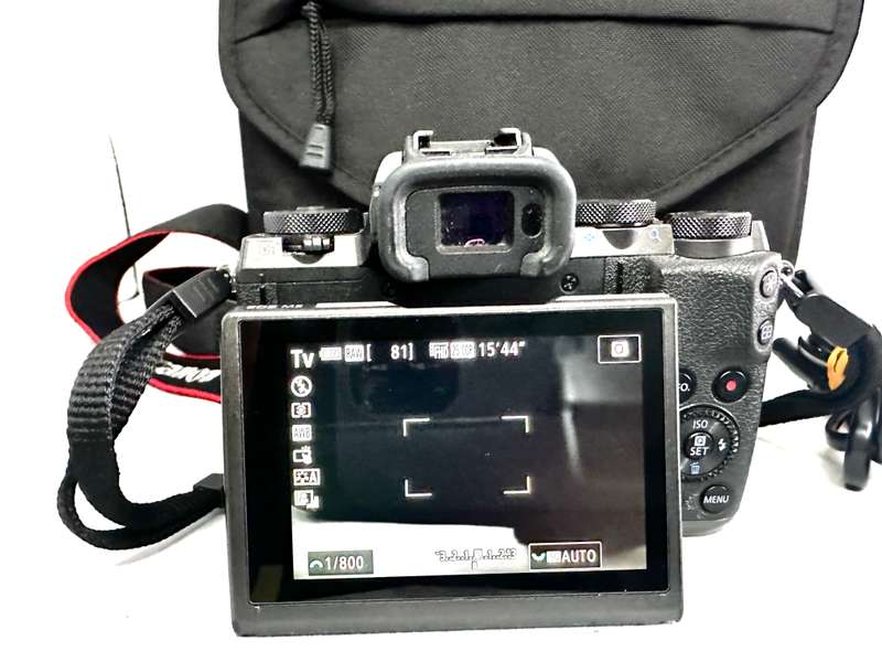 Canon EOS M5 Mirrorless Camera with 15-45mm lens with & accessories  * Canon EOS M5 Mirrorless Camer