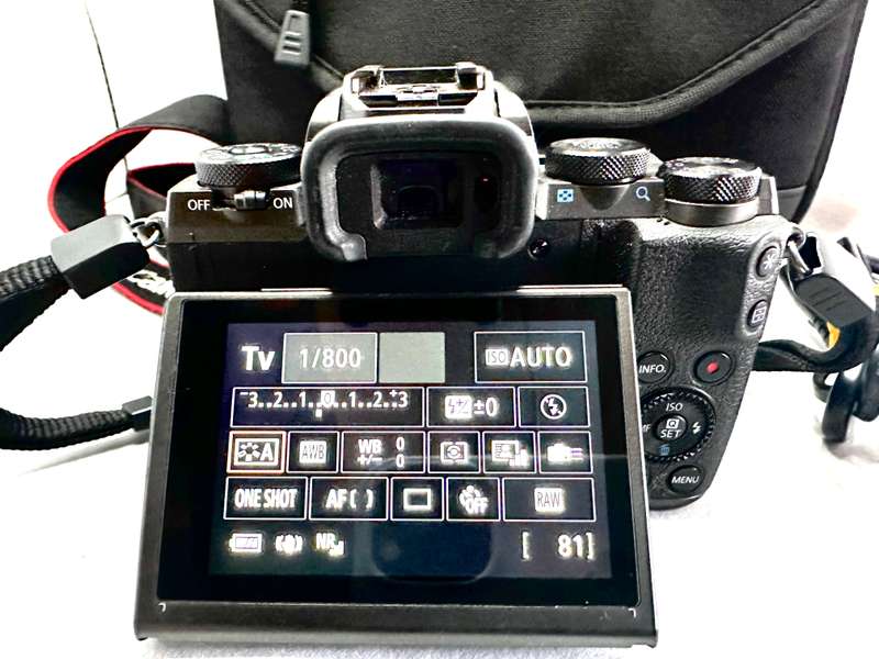 Canon EOS M5 Mirrorless Camera with 15-45mm lens with & accessories  * Canon EOS M5 Mirrorless Camer