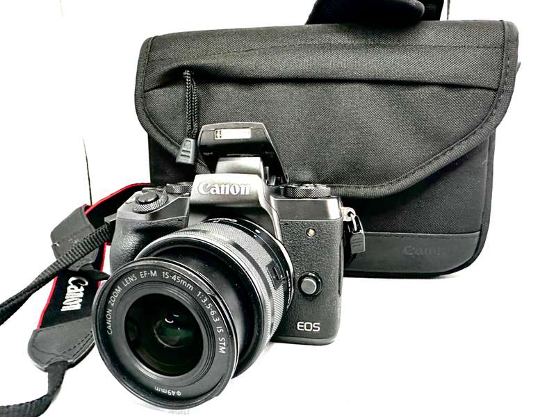 Canon EOS M5 Mirrorless Camera with 15-45mm lens with & accessories  * Canon EOS M5 Mirrorless Camer