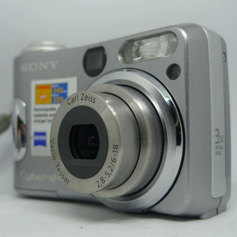 Sony DSC-S80 - 4.1 Megapixels - 3x Optical Zoom