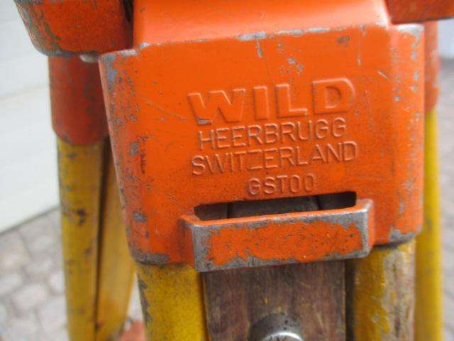 Nice Vintage Wild Heerbrugg Switzerland GST00 Surveyor's Extendable Tripod With Plumb Bob