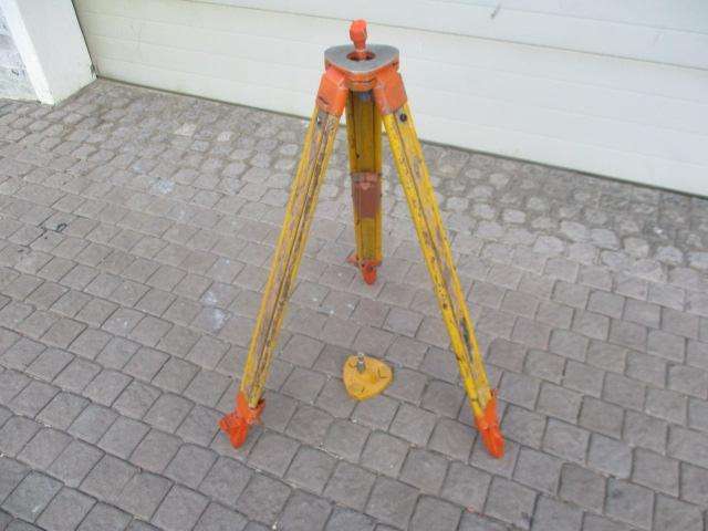 Nice Vintage Wild Heerbrugg Switzerland GST00 Surveyor's Extendable Tripod With Plumb Bob