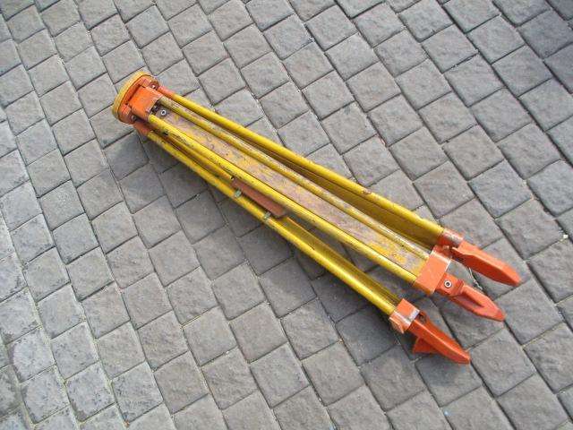 Nice Vintage Wild Heerbrugg Switzerland GST00 Surveyor's Extendable Tripod With Plumb Bob