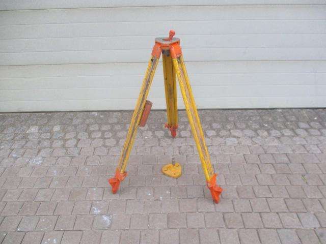 Nice Vintage Wild Heerbrugg Switzerland GST00 Surveyor's Extendable Tripod With Plumb Bob