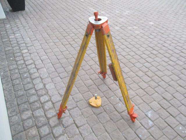 Nice Vintage Wild Heerbrugg Switzerland GST00 Surveyor's Extendable Tripod With Plumb Bob