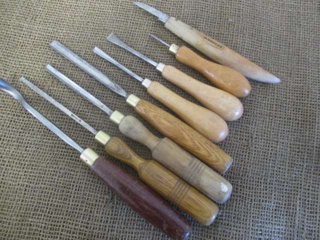 A Fine Vintage Collection Of 8 Variety Of Sizes And Profile Wood Carving Knifes