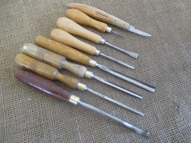A Fine Vintage Collection Of 8 Variety Of Sizes And Profile Wood Carving Knifes