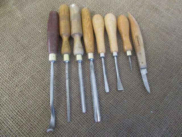 A Fine Vintage Collection Of 8 Variety Of Sizes And Profile Wood Carving Knifes