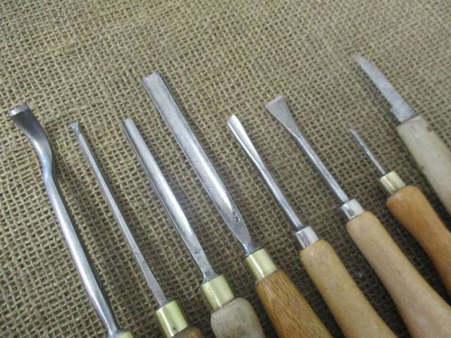 A Fine Vintage Collection Of 8 Variety Of Sizes And Profile Wood Carving Knifes