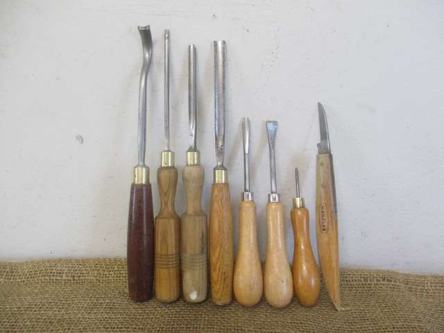 A Fine Vintage Collection Of 8 Variety Of Sizes And Profile Wood Carving Knifes