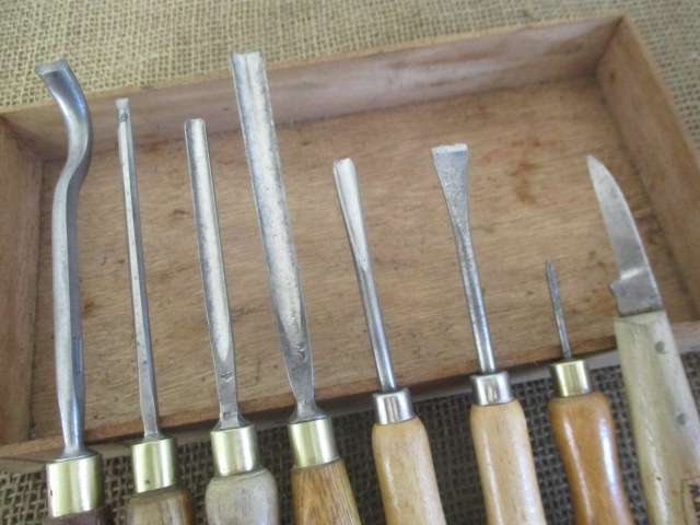 A Fine Vintage Collection Of 8 Variety Of Sizes And Profile Wood Carving Knifes
