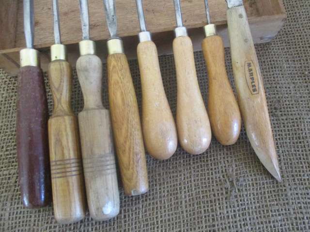 A Fine Vintage Collection Of 8 Variety Of Sizes And Profile Wood Carving Knifes