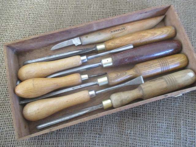 A Fine Vintage Collection Of 8 Variety Of Sizes And Profile Wood Carving Knifes
