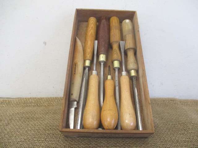 A Fine Vintage Collection Of 8 Variety Of Sizes And Profile Wood Carving Knifes