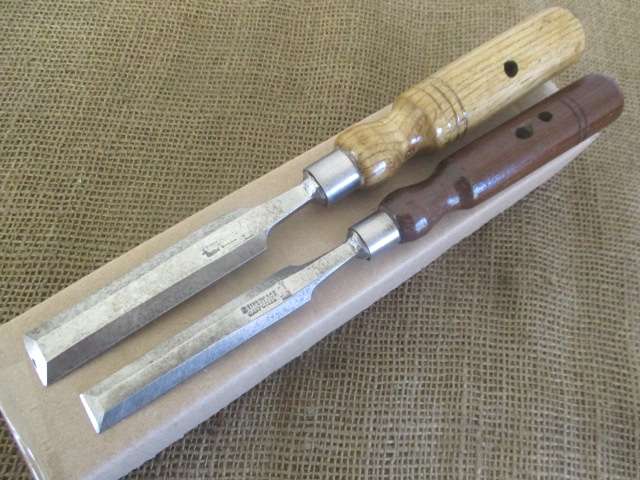 Two Rare Vintage Linley & Co Beveled Edge Carpenter Woodworking Chisels  Size : 7/8" & 5/8"