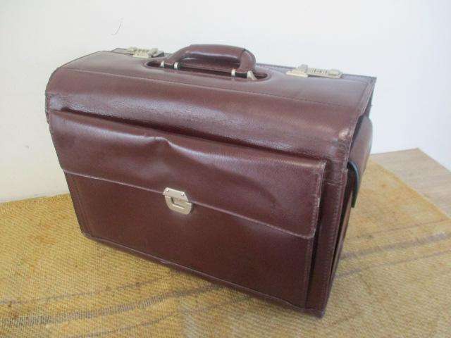 From Plane To Boardroom With This Prestigious And Stylish Gino De Vinci Pilot's Case