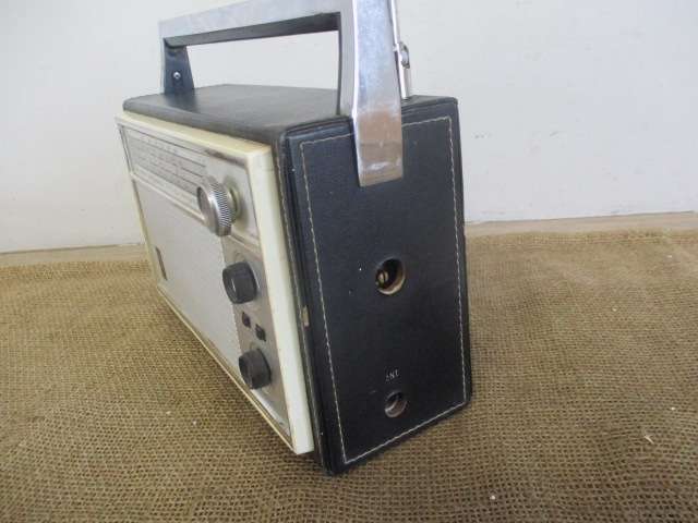 Vintage Naional Panasonic Model RF-840Y Portable Transistor Radio      1960"s