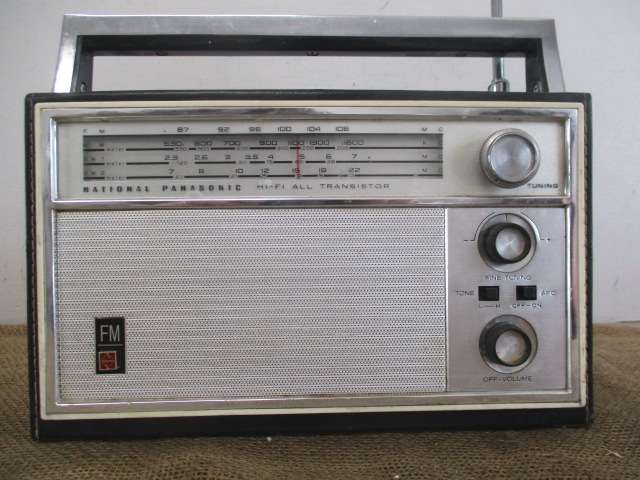Vintage Naional Panasonic Model RF-840Y Portable Transistor Radio      1960"s