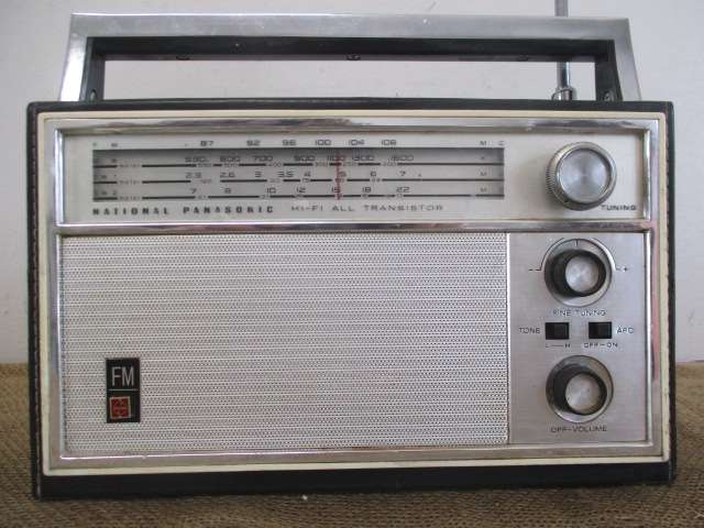 Vintage Naional Panasonic Model RF-840Y Portable Transistor Radio      1960"s